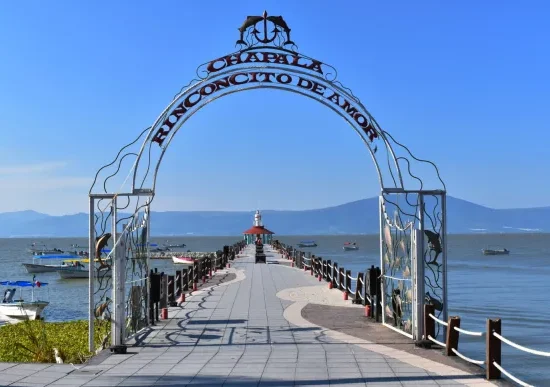 pueblos-lago-chapala-rinconcito-de-amor-en-chapala-foto-ehudson-shutterstockcom